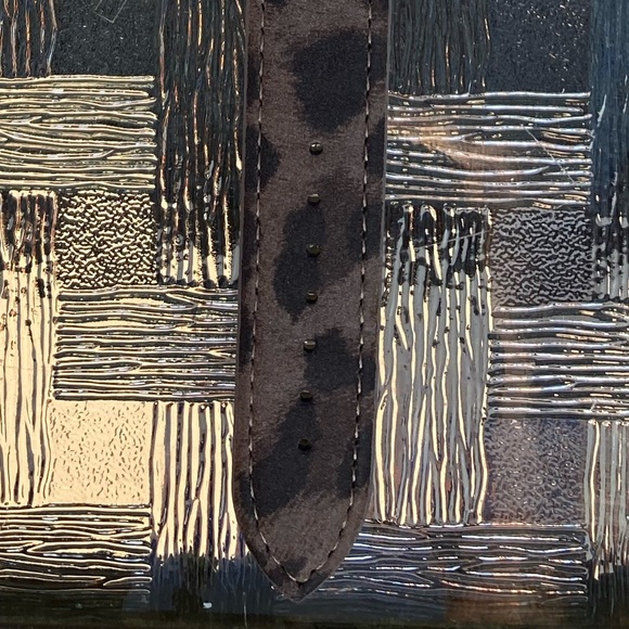 Quartz Watch with Three Interchangeable Bands - Picture 4 of 5